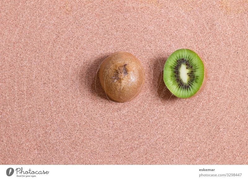 Kiwi halbe Obst textfreiraum Frucht hintergrund kiwis niemand Kork braun Stadt Essen Lebensmittel Aufsicht Vogelperspektive halbiert Hälfte