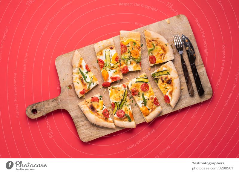 Geschnittene Pizza Primavera auf Holzbrettchen. Frühlings-Pizza Gemüse Abendessen Italienische Küche Besteck Gesunde Ernährung frisch lecker Tradition
