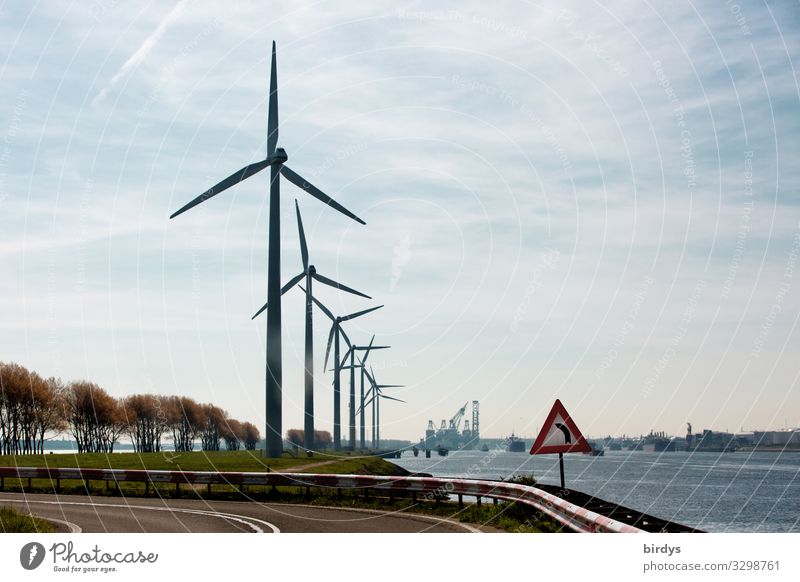 Hauptsache | regenerativ Erneuerbare Energie Windkraftanlage Himmel Wolken Klimawandel Pflanze Flussufer Straße Verkehrszeichen Verkehrsschild drehen