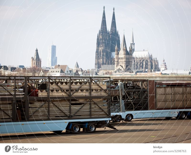 Köln Jahrmarkt Himmel Kirche Dom Sehenswürdigkeit Wahrzeichen Kölner Dom Lastwagen Anhänger authentisch positiv erleben Religion & Glaube Kultur Tradition