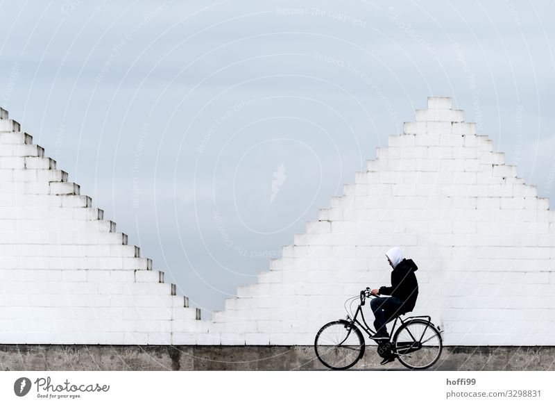 Stadtpyramide und Radler Fahrradfahren Mensch 1 Bauwerk Mauer Wand Treppe Verkehrsmittel Verkehrswege Brücke Bewegung entdecken Sport ästhetisch sportlich