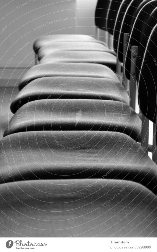 Stuhlgang Metall warten einfach grau schwarz weiß Gefühle Erwartung Saal Bestuhlung Teppich leer Schwarzweißfoto Innenaufnahme Menschenleer Tag Licht Schatten