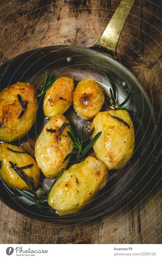 Hausgemachte Röstkartoffeln mit Rosmarin Lebensmittel Gemüse Kräuter & Gewürze Mittagessen Vegetarische Ernährung Diät Teller Gesunde Ernährung gelb gold