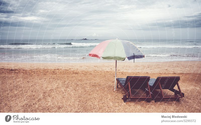 Zwei Sonnenliegen und Sonnenschirm an einem leeren Strand, Sri Lanka. Erholung Ferien & Urlaub & Reisen Freiheit Sommer Sommerurlaub Meer Insel Natur Landschaft
