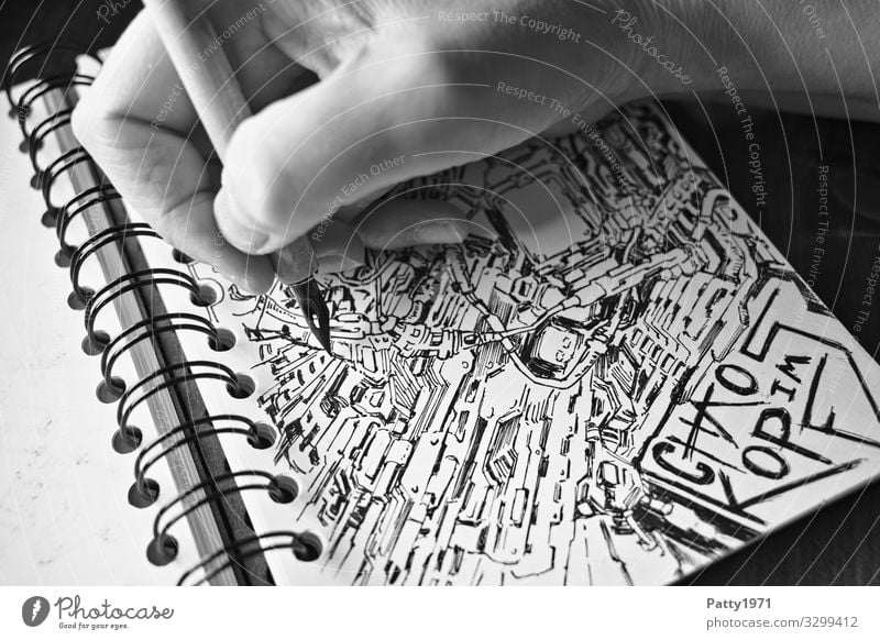 Detailaufnahme einer Hand, die mit einer Zeichenfeder bizarre, surreale Formen und Strukturen in ein Skizzenbuch zeichnet 1 Mensch Kunst Künstler Maler