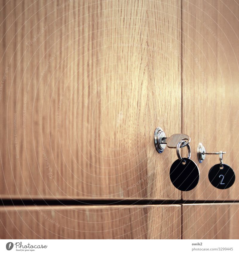 Box Schließfach Schlüssel Schlüsselloch Schlüsselanhänger fixieren geschlossen Tür Holz Metall Kunststoff Ziffern & Zahlen fest glänzend Schutz