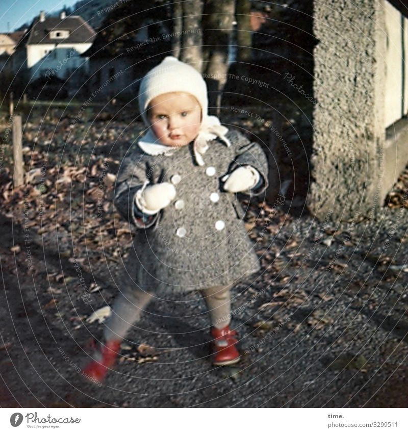 Dancing Queen feminin Mädchen 1 Mensch Schönes Wetter Herbstlaub Haus Mauer Wand Mantel Handschuhe Schuhe Mütze Bewegung tauchen Lebensfreude Begeisterung