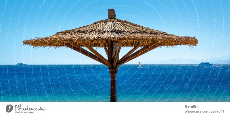 Schilfstrandschirme gegen das blaue Meer in Ägypten Erholung Ferien & Urlaub & Reisen Tourismus Sommer Strand Berge u. Gebirge Natur Landschaft Himmel Horizont