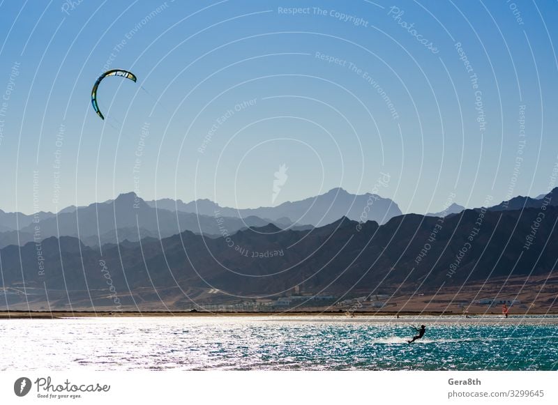 Kitesurfer-Fahrten im Roten Meer in Ägypten Dahab exotisch Ferien & Urlaub & Reisen Tourismus Sommer Wellen Berge u. Gebirge Sport Wassersport Natur Landschaft