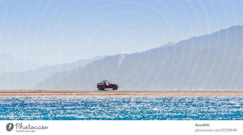 Geländewagen auf einer Insel im Roten Meer in Ägypten Ferien & Urlaub & Reisen Tourismus Ausflug Abenteuer Sommer Strand Wellen Berge u. Gebirge Natur