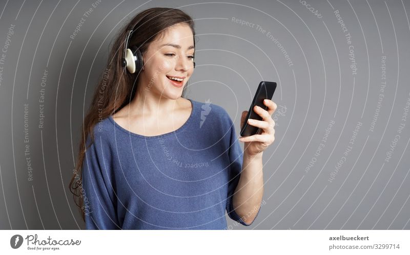 junge Frau streamt Musik vom Smartphone über Kopfhörer Lifestyle Freude Freizeit & Hobby Entertainment Handy MP3-Player PDA Mensch feminin Junge Frau