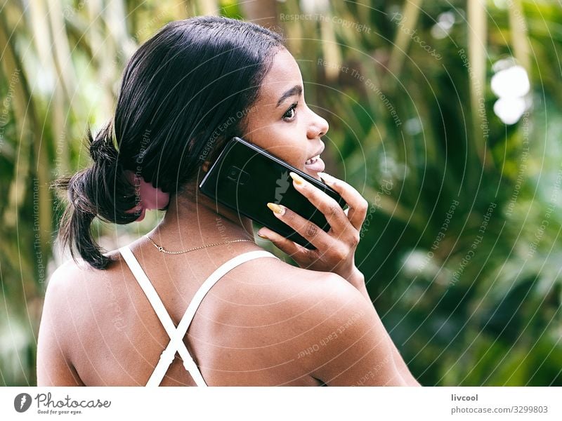 hübsche Frau im Gespräch mit ihrem Telefon II , Kuba Lifestyle Glück Leben Insel Garten Mensch feminin Junge Frau Jugendliche Erwachsene Kopf Gesicht Auge Ohr