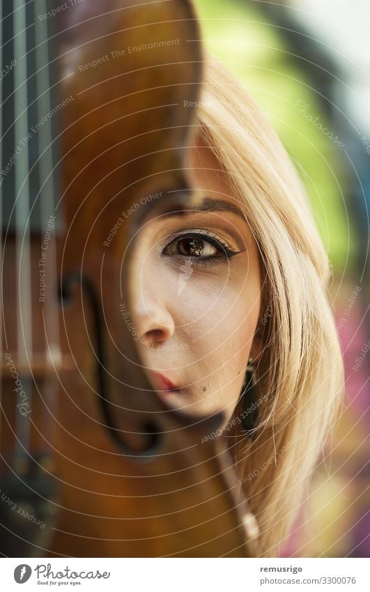 Porträt einer Frau Lifestyle Stil schön Gesicht Spielen Musik Mensch Erwachsene Kunst Konzert Musiker Geige Mode blond Holz Leidenschaft 2016 Rumänien Timisoara