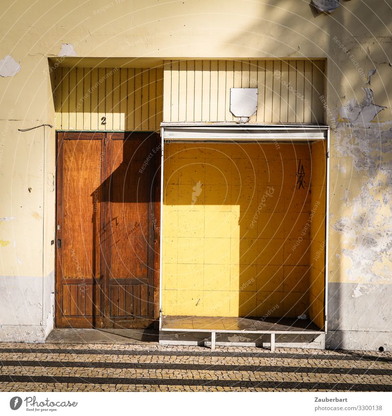 Leeres Ladengeschäft / Strukturen braun - gelb - Schatten Schaufenster Handel Insolvenz Funchal Madeira Menschenleer Stein Holz Glas stehen eckig trist Sorge