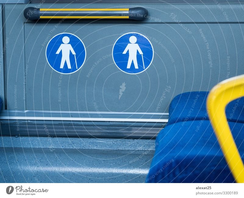 Zeichen für den reservierten Sitz älterer Menschen in öffentlichen Verkehrsmitteln Ferien & Urlaub & Reisen Frau Erwachsene Öffentlicher Personennahverkehr