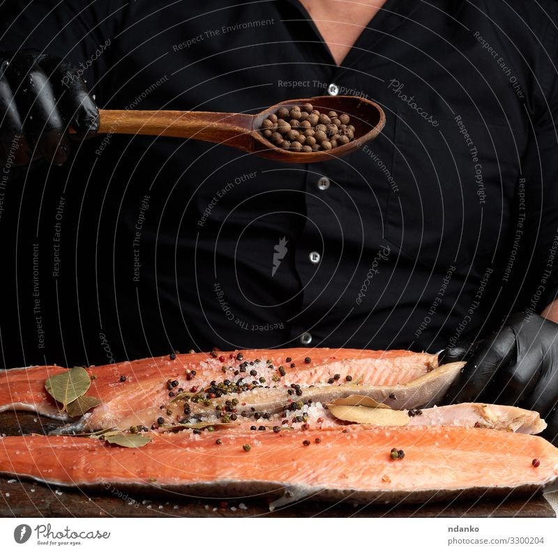 Lachskarkasse Fleisch Fisch Meeresfrüchte Kräuter & Gewürze Ernährung Abendessen Löffel Tisch Küche Mann Erwachsene Handschuhe Holz frisch rot schwarz