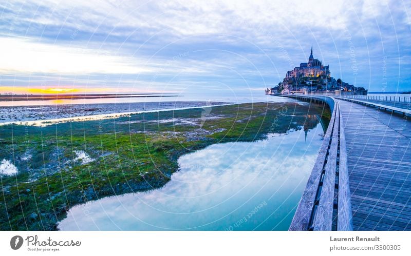 Mont-Saint-Michel von der Brücke Ferien & Urlaub & Reisen Tourismus Meer Insel Landschaft Architektur Denkmal blau Frankreich Kloster Bucht bretagne Europa