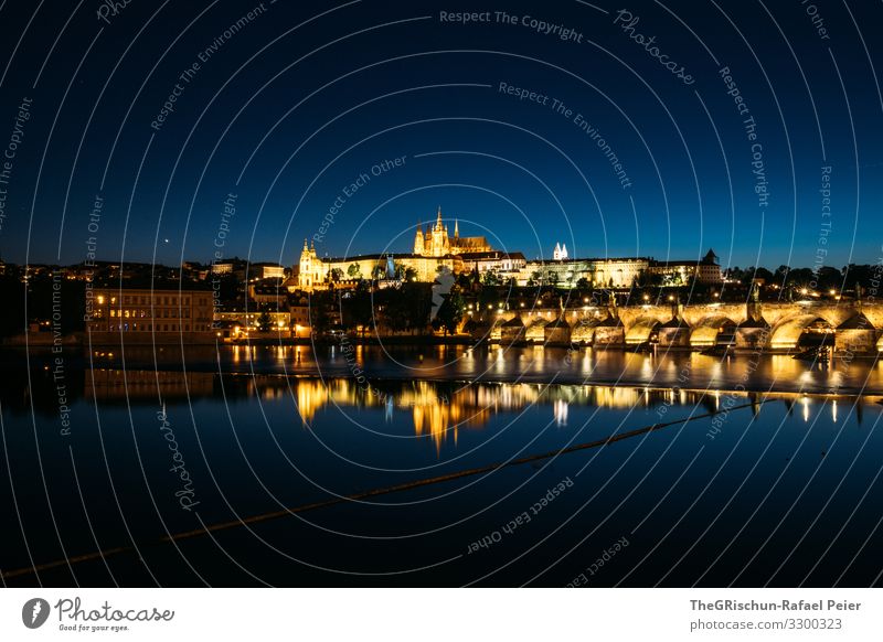 Prag bei Nacht Stadt Hauptstadt blau gelb gold Reflexion & Spiegelung Kirche Licht Langzeitbelichtung Tschechien Wasser Farbfoto Außenaufnahme Menschenleer