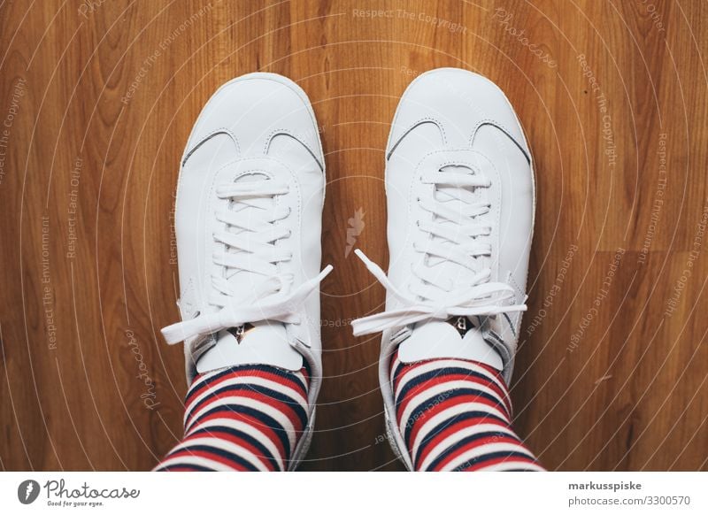 Weisse Leder Sneaker mit Streifensocken maskulin Familie & Verwandtschaft Freundschaft Erwachsene Leben Beine Fuß 1 Mensch 30-45 Jahre Mode Bekleidung Schuhe