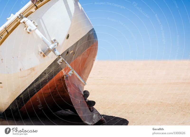 alte kaputte Yacht lag auf dem Sand in der Wüste in Ägypten Ausflug Sommer Natur Himmel Horizont Verkehr Jacht Wasserfahrzeug Holz heiß blau rot schwarz weiß