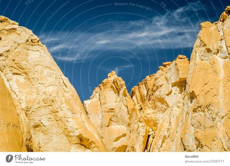 hohe felsige Berge in Ägypten Ferien & Urlaub & Reisen Tourismus Sommer Berge u. Gebirge Natur Landschaft Sand Himmel Wolken Wärme Hügel Felsen Schlucht Stein