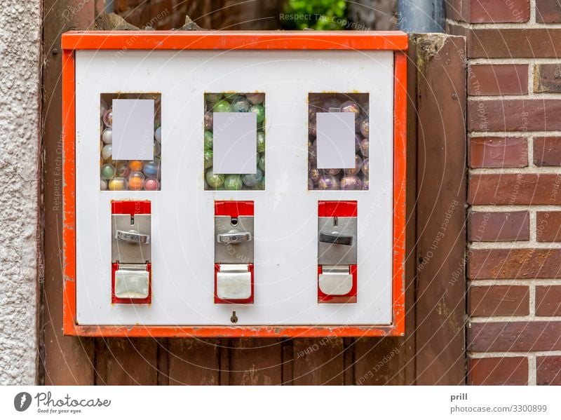 Gumball machine Süßwaren Haus Maschine Bauwerk Gebäude Mauer Wand Fassade Backstein alt klein rot weiß Kaugummiautomat verkaufsautomat Spender
