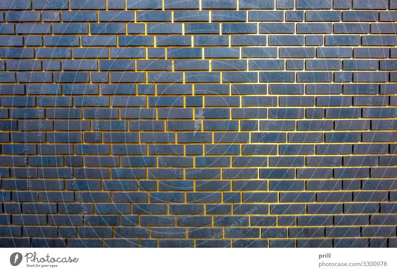 golden gaps Bauwerk Gebäude Architektur Mauer Wand Fassade Metall Backstein glänzend dunkel Baustein Backsteinwand Fuge Verbindung Naht lehmziegel formatfüllend