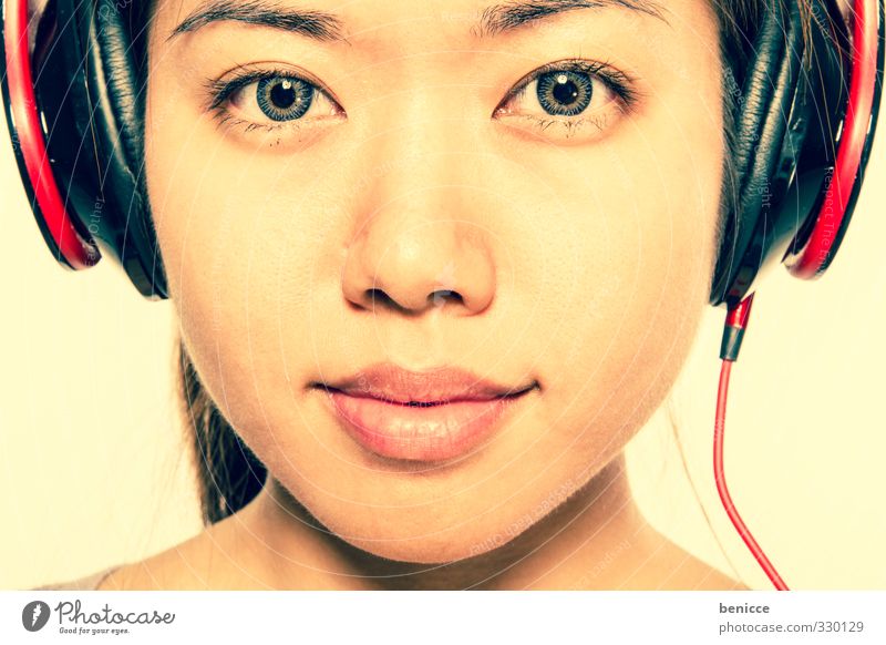 Asian Sounds Frau Mensch Kopf Kopfhörer Musik Klang Blick in die Kamera Mädchen Diskjockey Chinesisch Asiate lachen Lächeln Porträt Disco Studioaufnahme