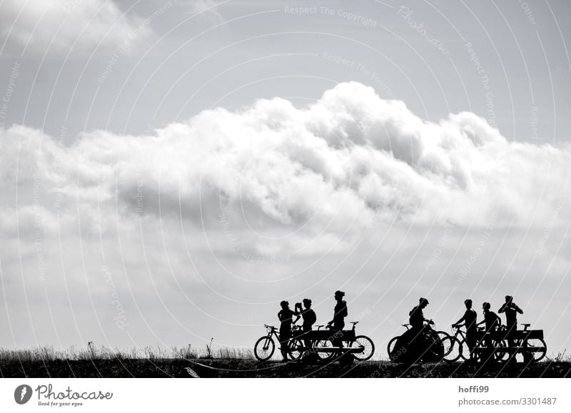 Silhouette von pausierenden Radfahrern auf einem Berg mit Wolken Freizeit & Hobby Mountainbiking Mountainbike Ausflug Abenteuer Fahrradtour Berge u. Gebirge