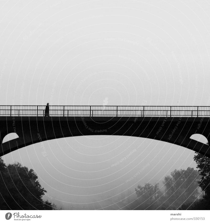 grau in grau Mensch 1 Landschaft Klima schlechtes Wetter Nebel Stadt Brücke Gefühle Brückengeländer Brückenbau trist gehen Schwarzweißfoto Außenaufnahme