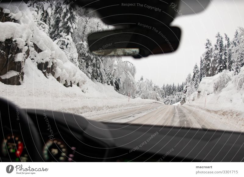 Autofahrt durch den Schnee Glätte Autofahren Straße Glatteis blitzschnee Berge u. Gebirge Wege & Pfade Fahrbahn Winterdienst straßenräumung Windschutzscheibe