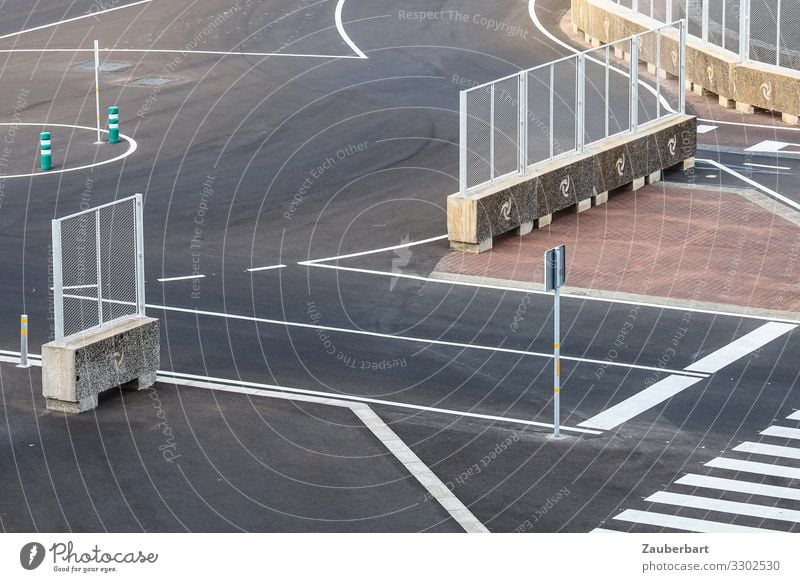 Verkehrsbedürfnisse (4) Arrecife Lanzarote Platz Straßenkreuzung Kreisverkehr Straßenverkehr Asphalt fahren trist grau weiß Ordnungsliebe Einsamkeit Genauigkeit