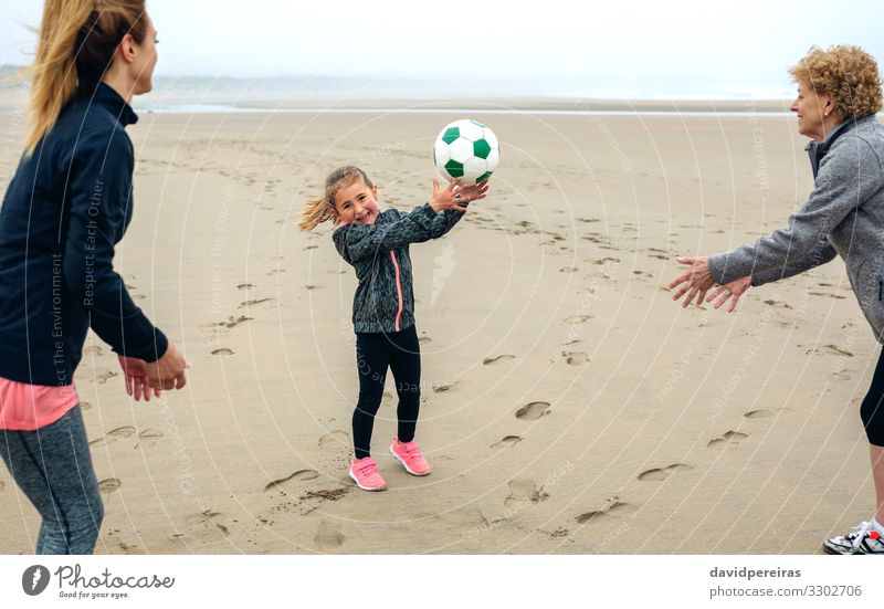 Drei Generationen weibliche Spielerinnen am Strand Lifestyle Freude Glück Spielen Kind Mensch Frau Erwachsene Mutter Großmutter Familie & Verwandtschaft Sand