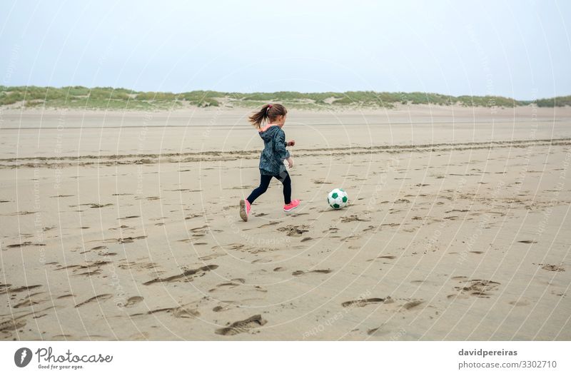 Mädchen spielt Fussball am Strand Lifestyle Freude Freizeit & Hobby Spielen Sport Kind Mensch Frau Erwachsene Kindheit Natur Pflanze Sand Himmel Herbst Nebel
