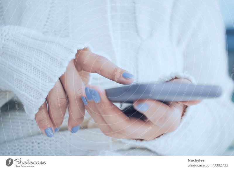 Nahaufnahme von Frauenhänden per Smartphone bei kaltem Wetter Hintergrund schön Weihnachten Bekleidung Konzept gemütlich Mode Finger frisch gefroren Fell