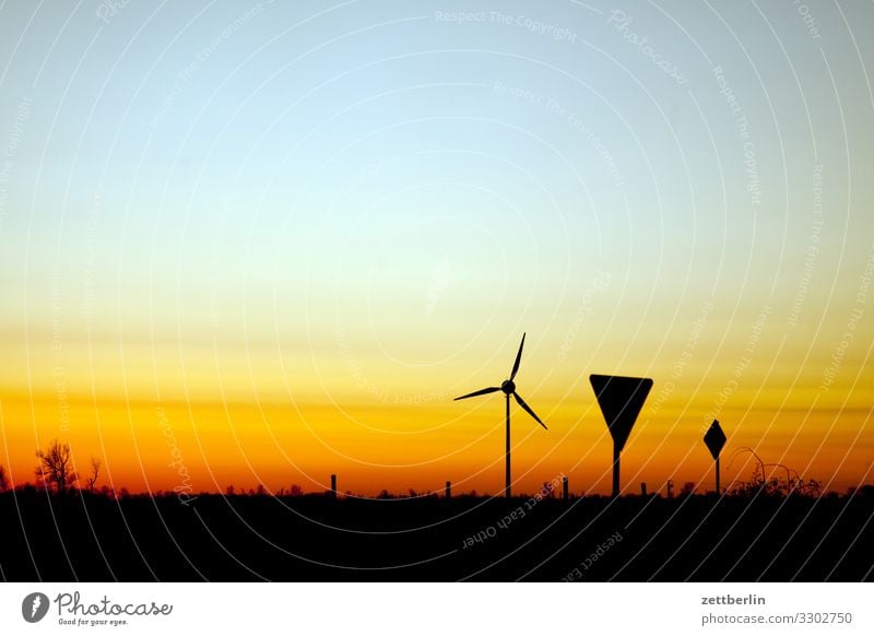 Landschaft mit Windkraft Dorf Dämmerung Ferne Horizont Mecklenburg-Vorpommern Menschenleer Ostsee Rügen Sonne Sonnenuntergang Textfreiraum Windkraftanlage Rotor