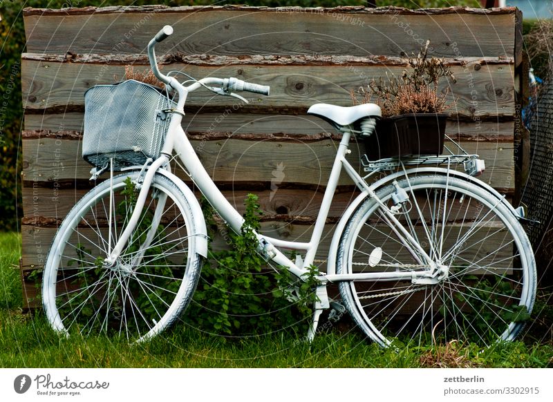 Weißes Fahrrad Rad weiß geisterfahrrad Geister u. Gespenster parken Parkplatz Stellplatz Wand Holzbrett Scheune Schuppen Lagerschuppen Gartenhaus Textfreiraum