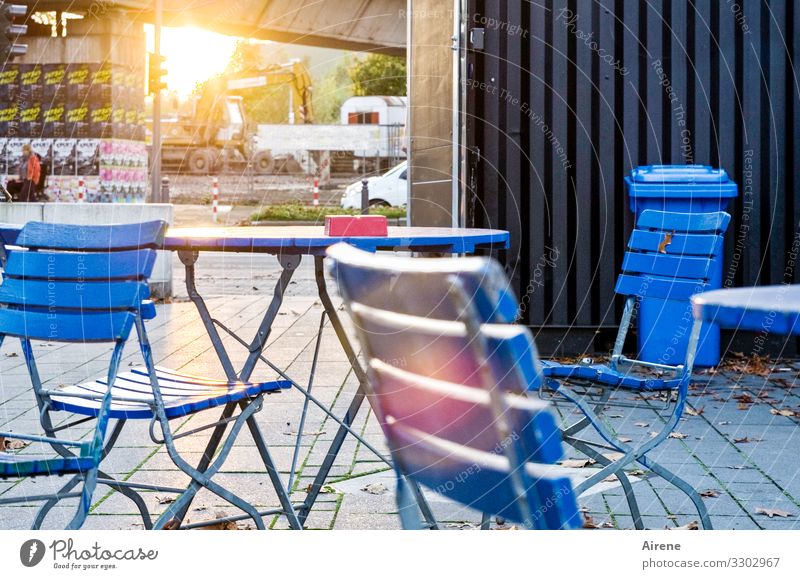 Zeit fürs Feierabendbier Stadt Stadtzentrum Fußgängerzone Erholung sitzen warten blau genießen Café Lokal Gastronomie Stuhlgruppe Gartenstuhl Gartentisch