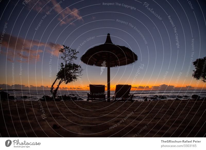 Sonnenschirm und Liegestühle am einem Strand in Mauritius Farbfoto Außenaufnahme Wasser Sommer Erholung Abendstimmung Ferien & Urlaub & Reisen Natur Sand Meer