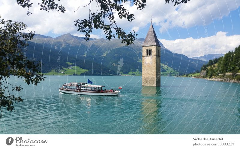 Reschensee Tourismus Ausflug Natur Wasser Sommer Schönes Wetter Alpen Berge u. Gebirge See Kirche Bootsfahrt Wasserfahrzeug schön blau Südtirol Italien Stausee