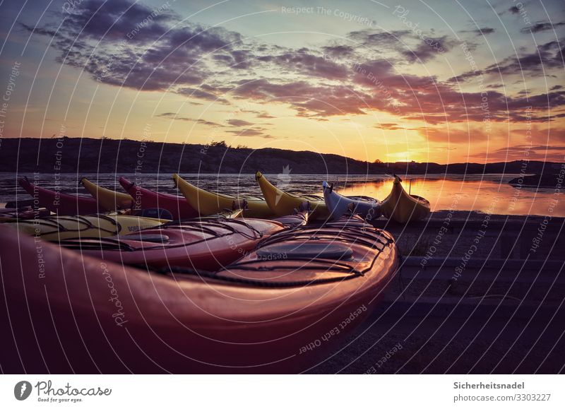 Kajaks bei Sonnenuntergang Wassersport Wolken Sonnenaufgang Sommer Schönes Wetter Hügel Küste Bucht Zufriedenheit Gelassenheit ruhig Schweden Farbfoto