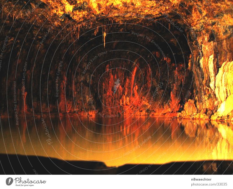 Quellgrotte 3 Höhle Reflexion & Spiegelung dunkel Tropfsteine unterirdisch einzigartig schön Thüringen gelb Wasser Stalagniten Stalagtiten Saalfeld Alaun