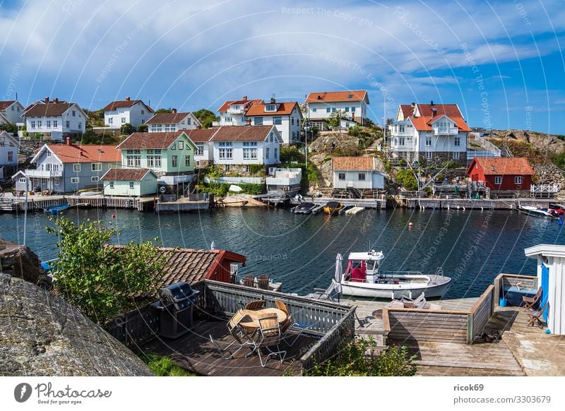 Blick auf den Ort Gullholmen in Schweden Erholung Ferien & Urlaub & Reisen Tourismus Sommer Meer Haus Natur Landschaft Wasser Wolken Küste Nordsee Dorf Hafen