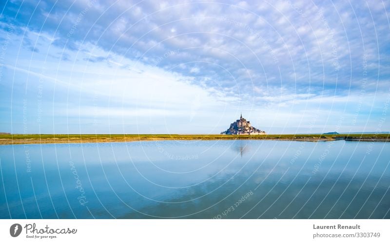 Mont-Saint-Michel in der Morgendämmerung Ferien & Urlaub & Reisen Tourismus Meer Insel Landschaft Denkmal blau Frankreich Bucht bretagne Europa berühmt
