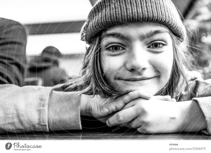 schwarz weiss portrait eines Jungen Mütze Schwarzweißfoto Lächeln Porträt 1 Mensch Tag Gesicht schön natürlich Fröhlichkeit Außenaufnahme Glück langhaarig