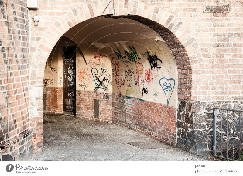 tunnelblick. Stil Medienbranche Kunst Brandenburg an der Havel Stadt Stadtzentrum Menschenleer Haus Tunnel Gebäude Mauer Wand Fassade Tür Wege & Pfade Graffiti
