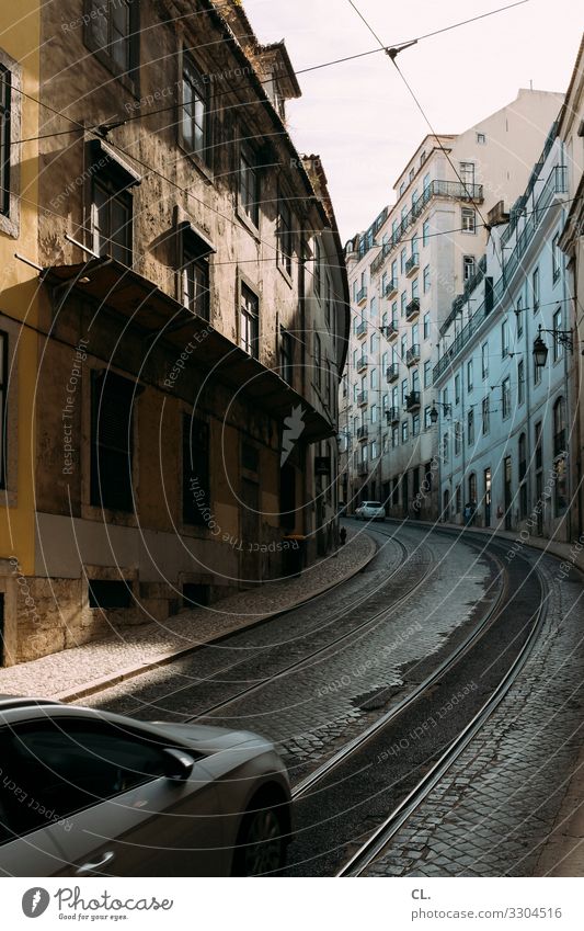 straße in lissabon Städtereise Lissabon Portugal Europa Stadt Stadtzentrum Menschenleer Haus Verkehr Verkehrsmittel Verkehrswege Straßenverkehr Autofahren