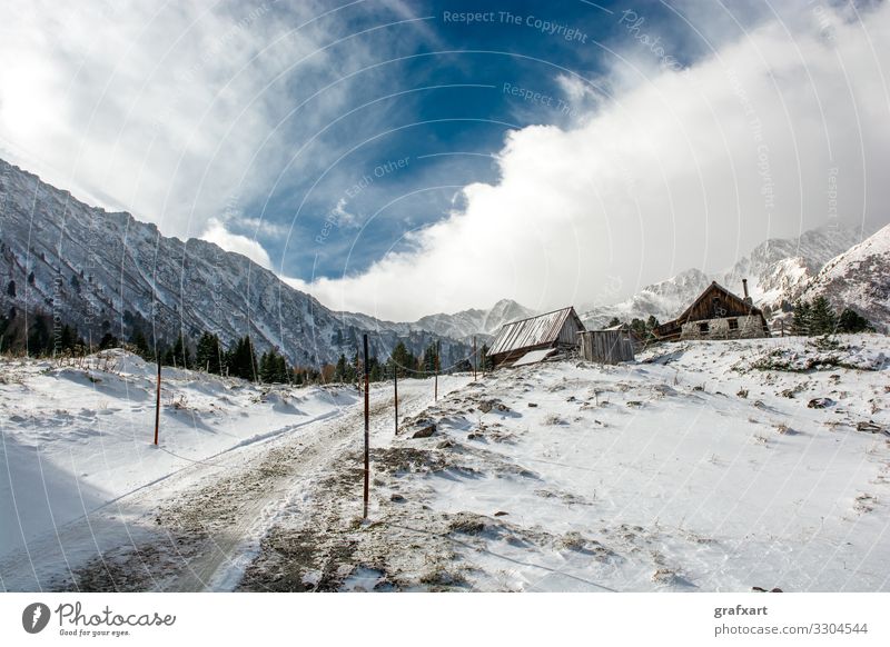 Berghütte mit Schee und hohen Bergen im Winter in Österreich alm Alpen alpin alt bauernhof berg eis europa friedlich gebirge haus himmel hoch hügel klima