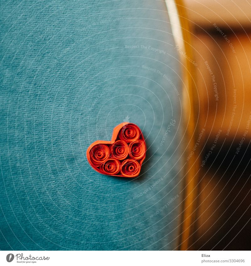 Herz Liebe Romantik blau rot Papier gebastelt Valentinstag Gefühle Zuneigung Gold außergewöhnlich Farbfoto Innenaufnahme Menschenleer Textfreiraum links