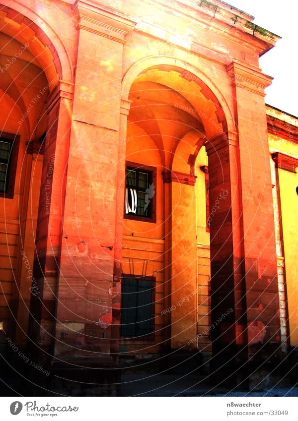 Portal Eingang Festung Grenzbefestigung gelb Fenster Architektur Tür Tor Säule Ehrenbreitstein Sonne hell orange oker Kontrast Rahmen Stein Maserung